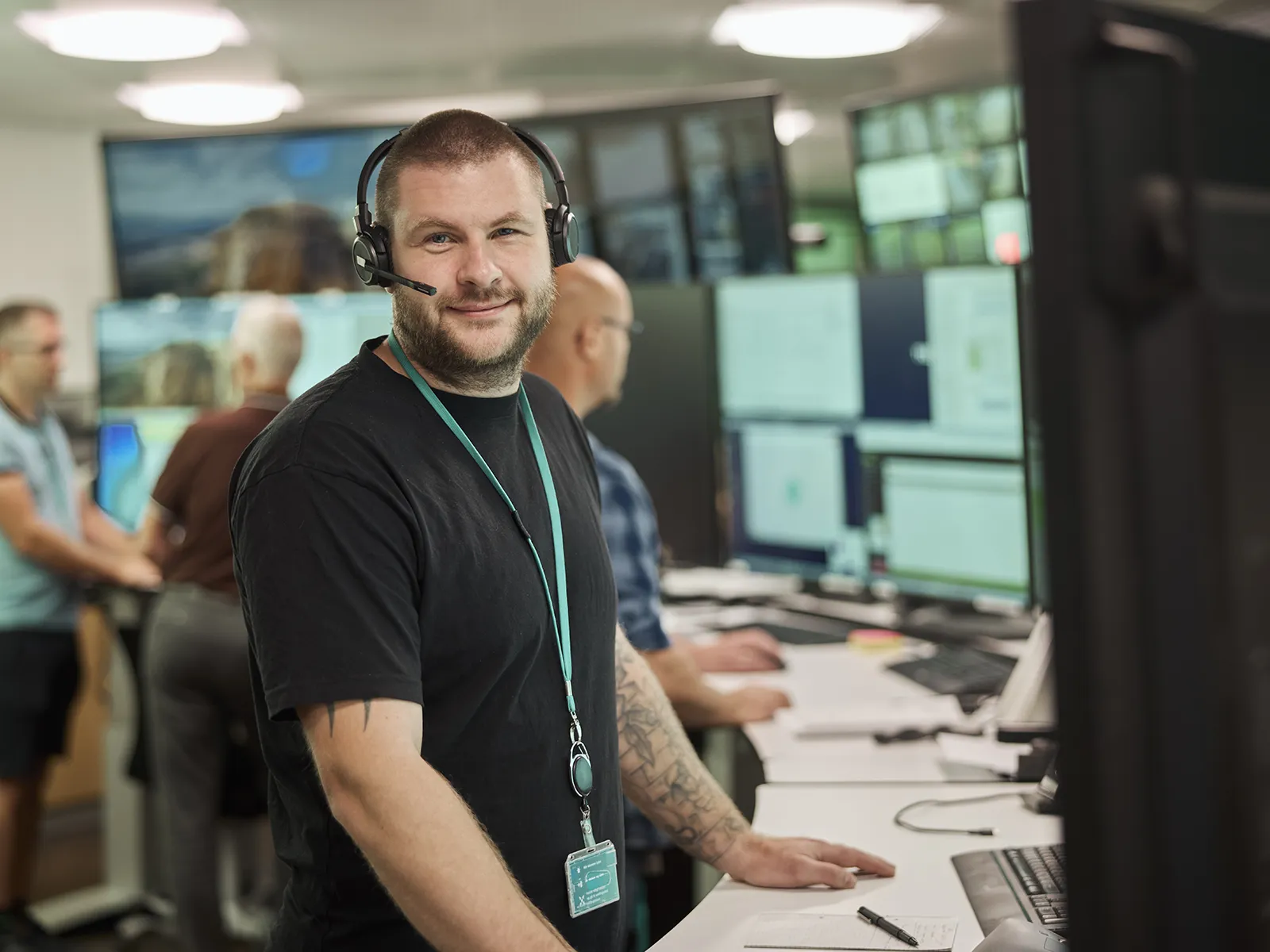 EWII medarbejder besvarer opkald om afbrydelser på vand og varme uden for normal åbningstid.