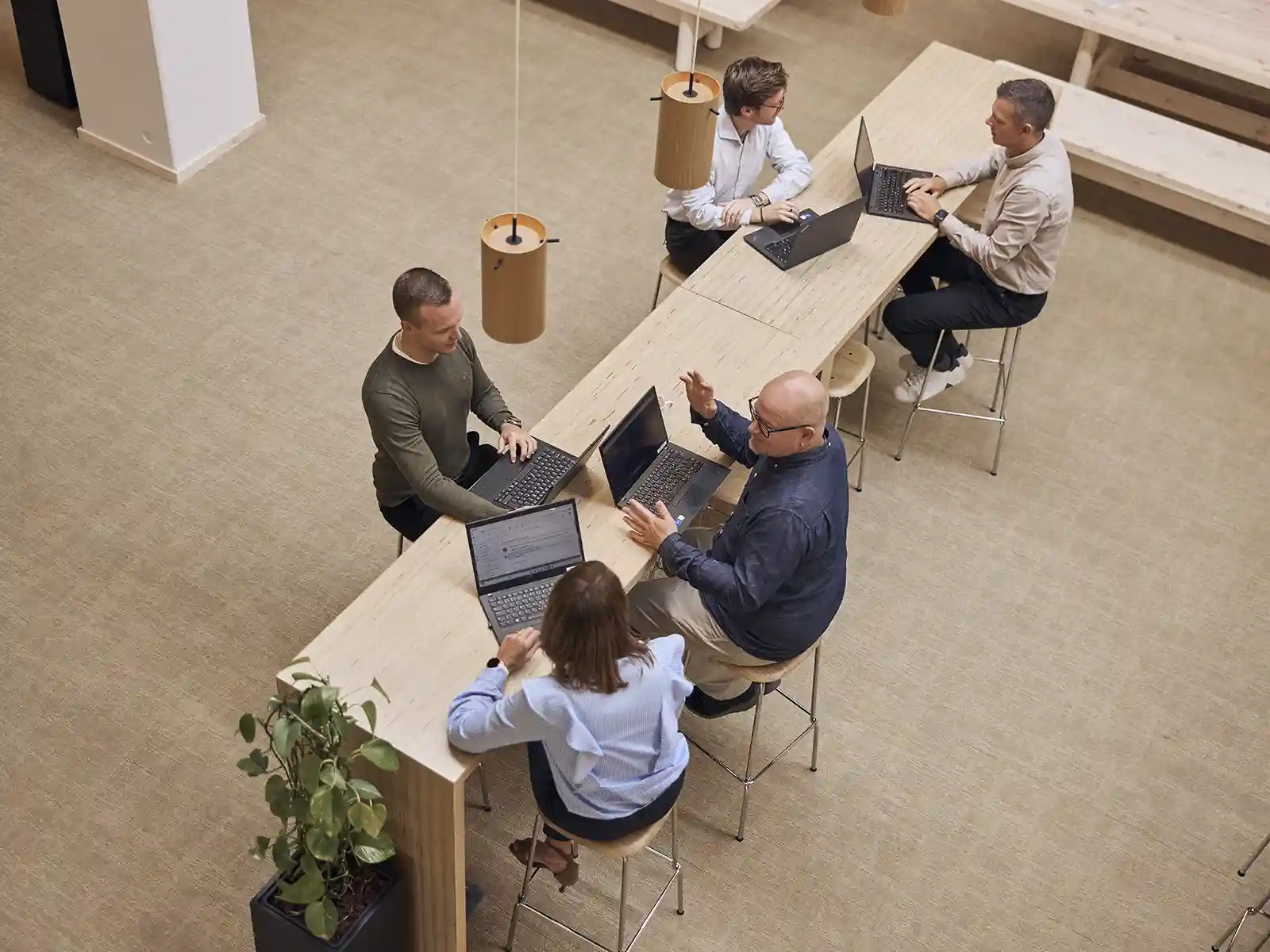 Fem EWII kolleger holder møde ved højbord