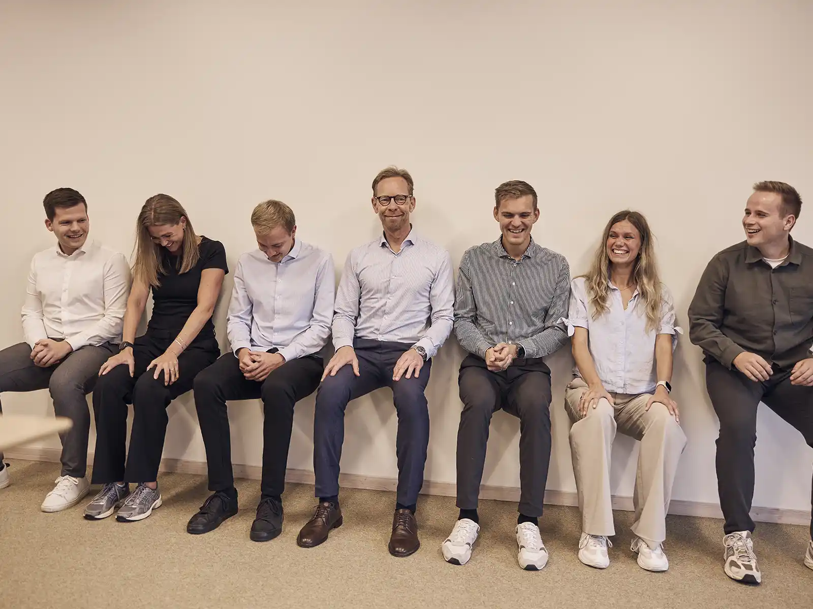 Syv EWII kolleger i aktiv pause op ad en væg