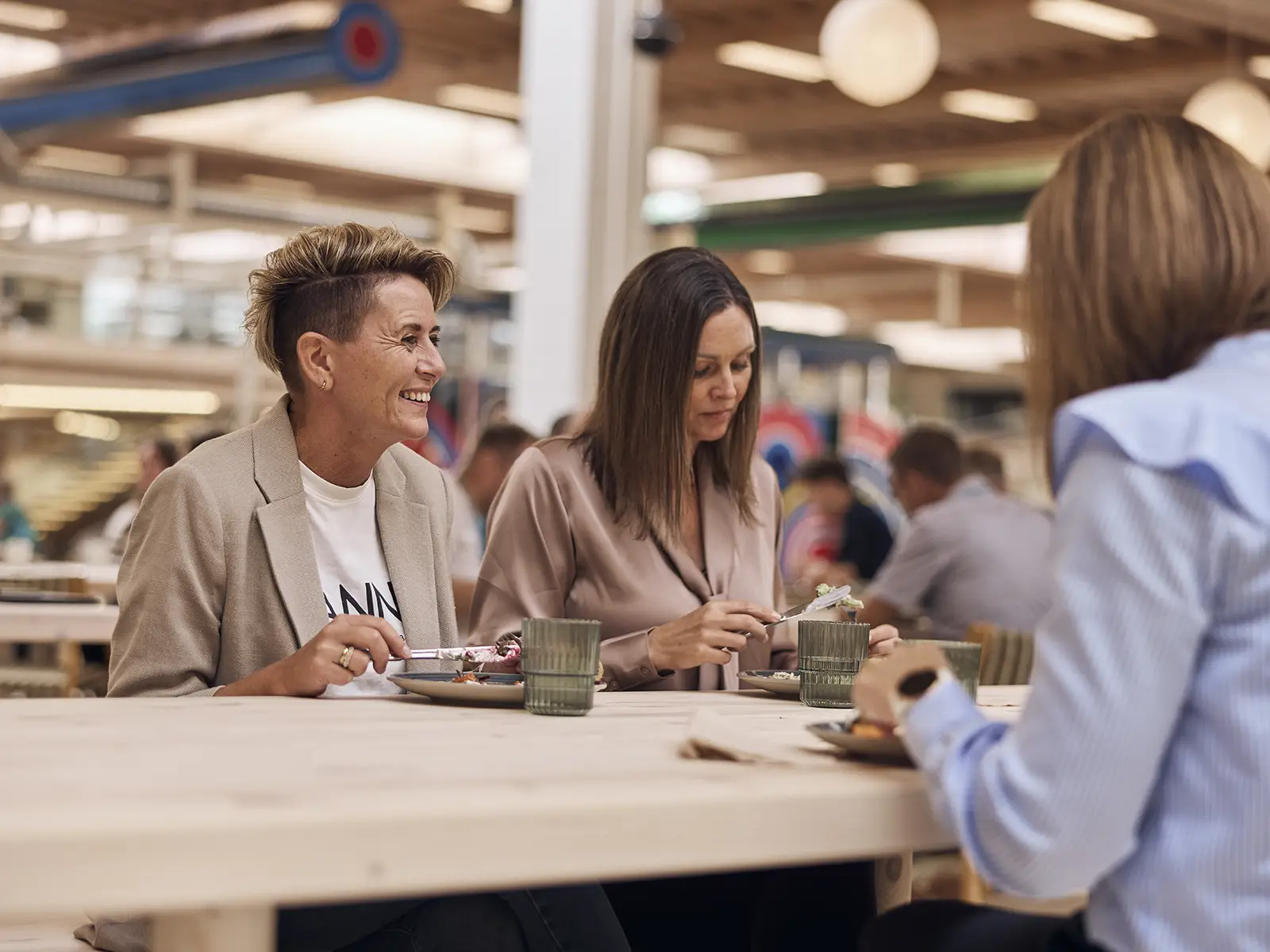 Kvindelige kolleger i EWII spiser frokost sammen
