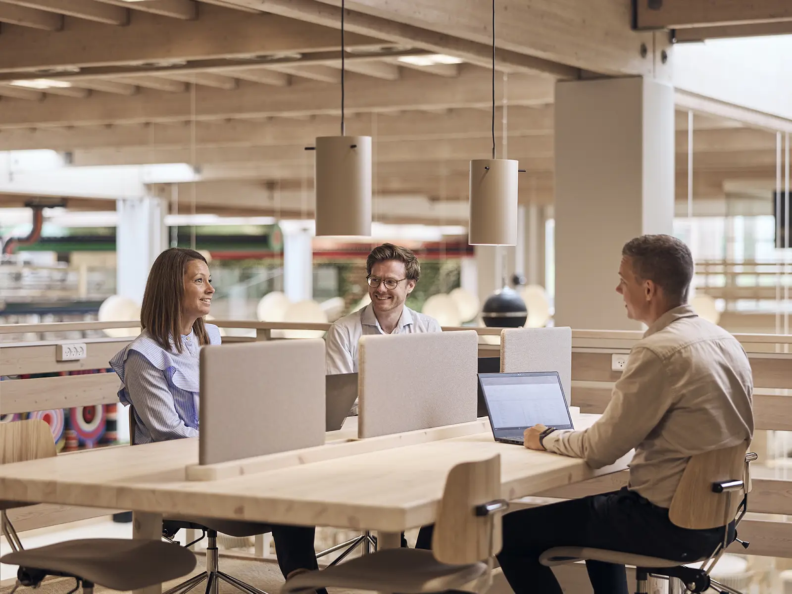 Tre EWII kolleger i samarbejde i kontormiljø