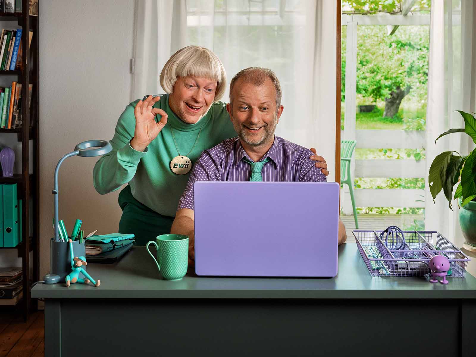 EWII-mand hjælper mand med at få internettet til at virke. Han bestiller fibernet hos EWII med 100 % tilfredshedsgaranti.