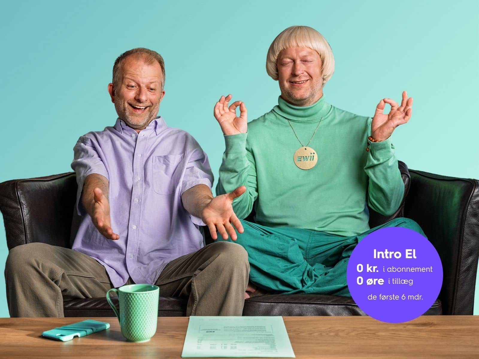 En glad mand sidder sammen med EWII manden i en sofa. Manden er glad, da han lige har købt Intro El.