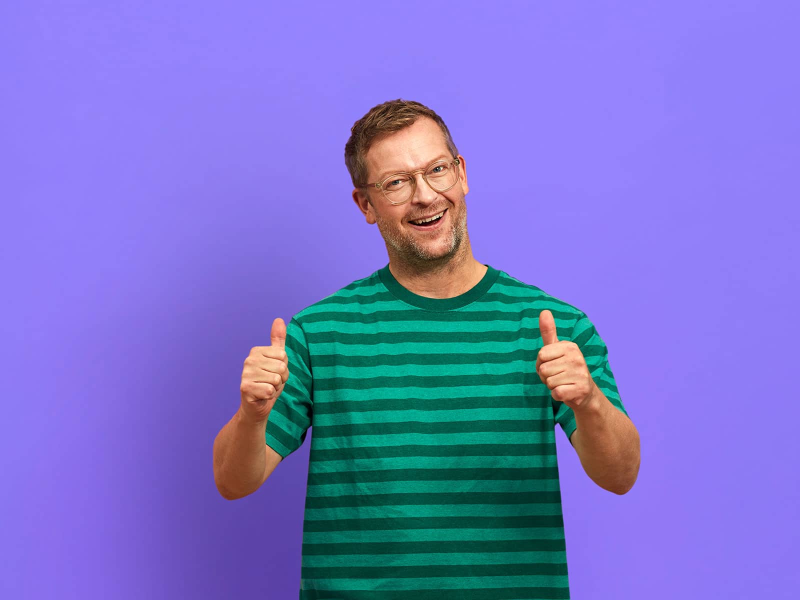 Mand er superglad, så han giver dig dobbelt tommel op.