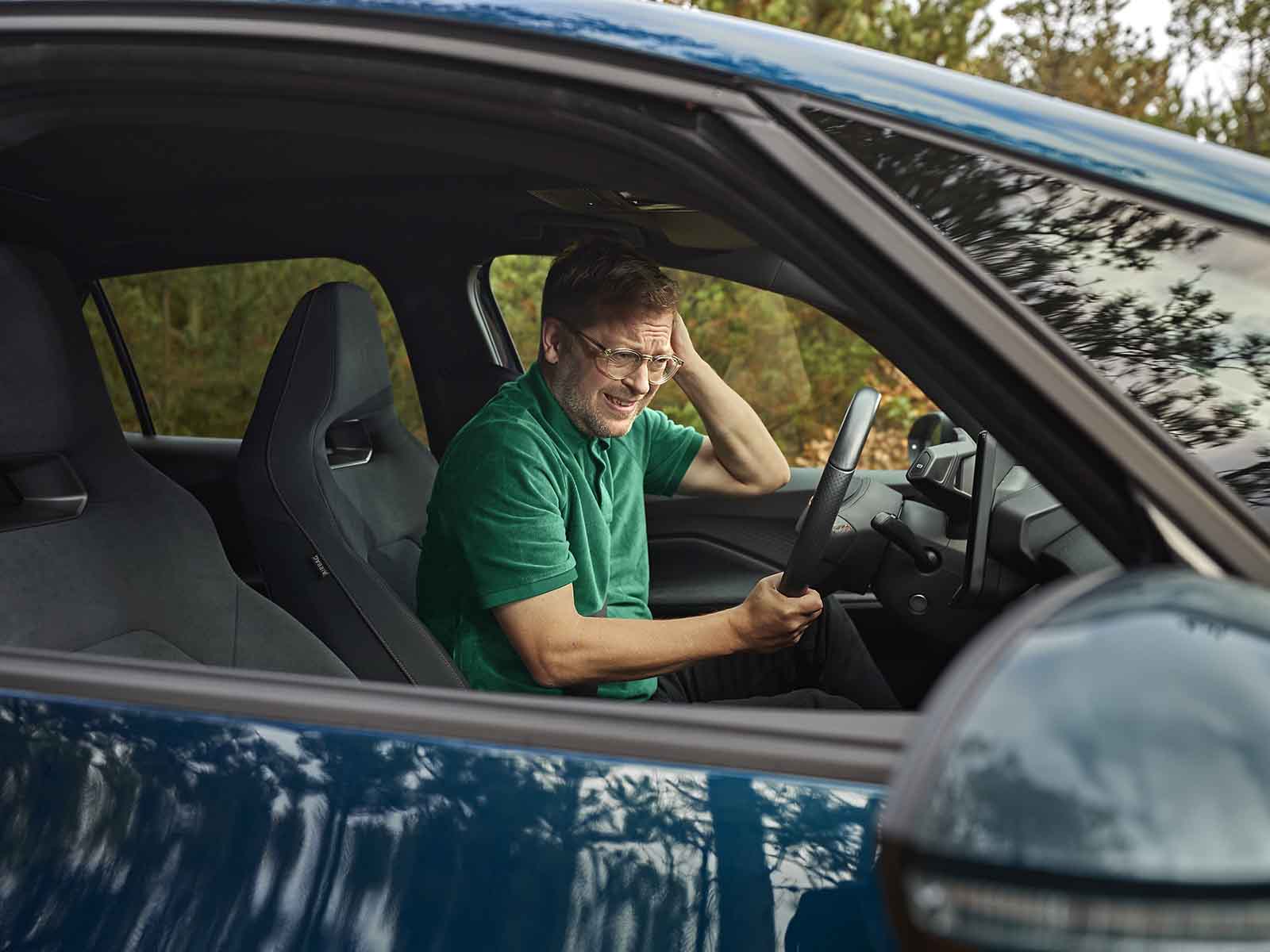 Mand sidder i elbil og har rækkeviddeangst.