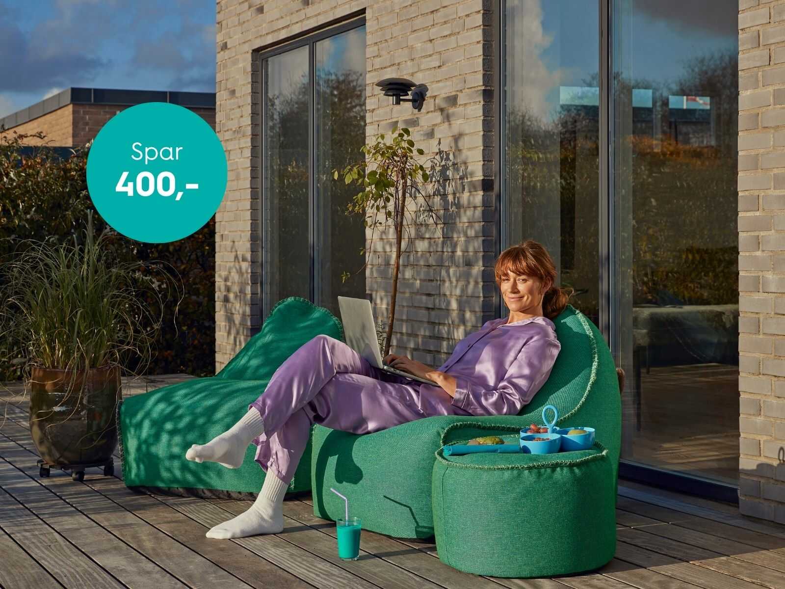 Kvinde i sækkestol på terrasse - spar 400,-