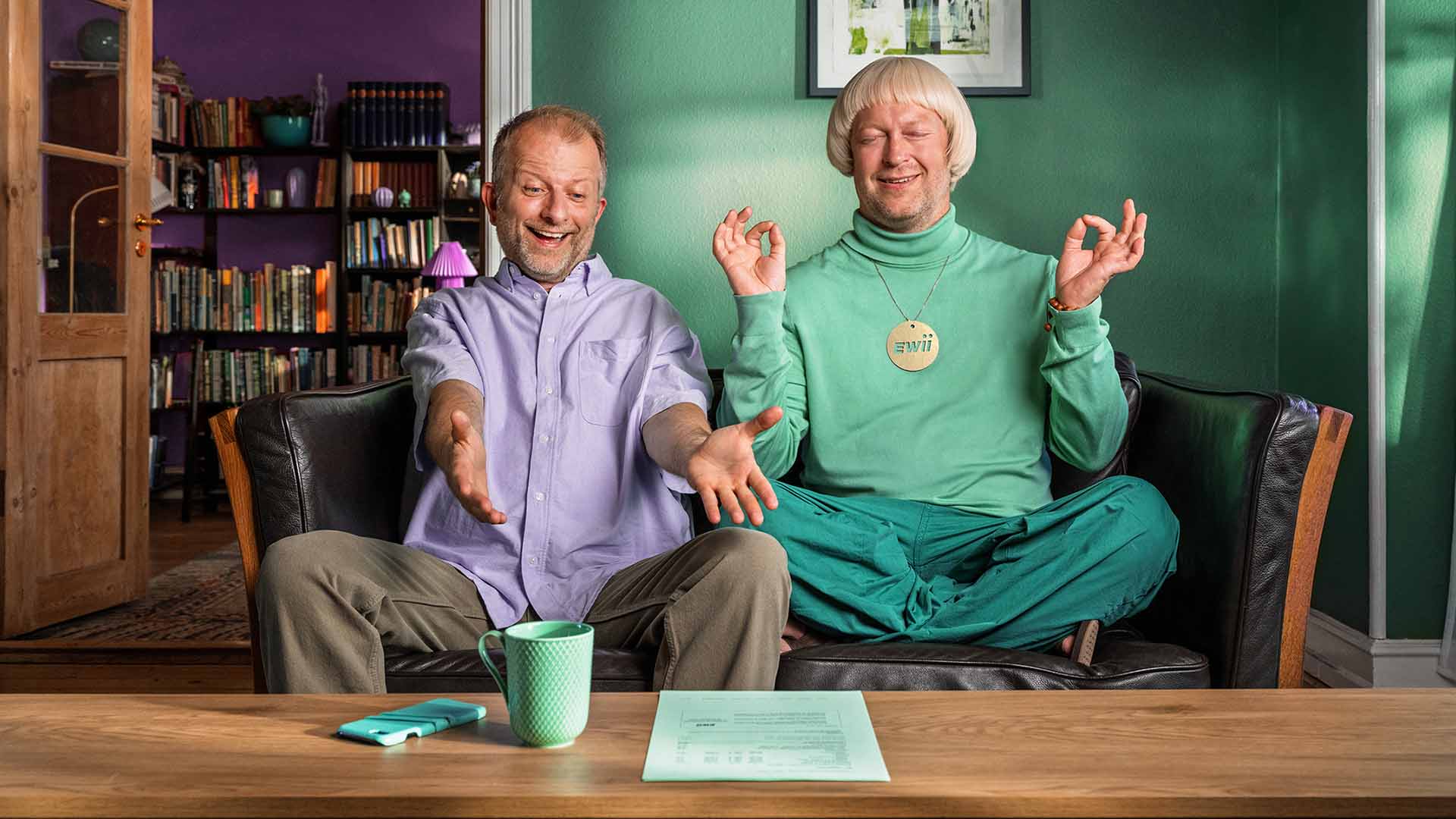 Mand i sofa ser begejstret ud, fordi EWII-manden har sørget for at han får en overskuelig elregning