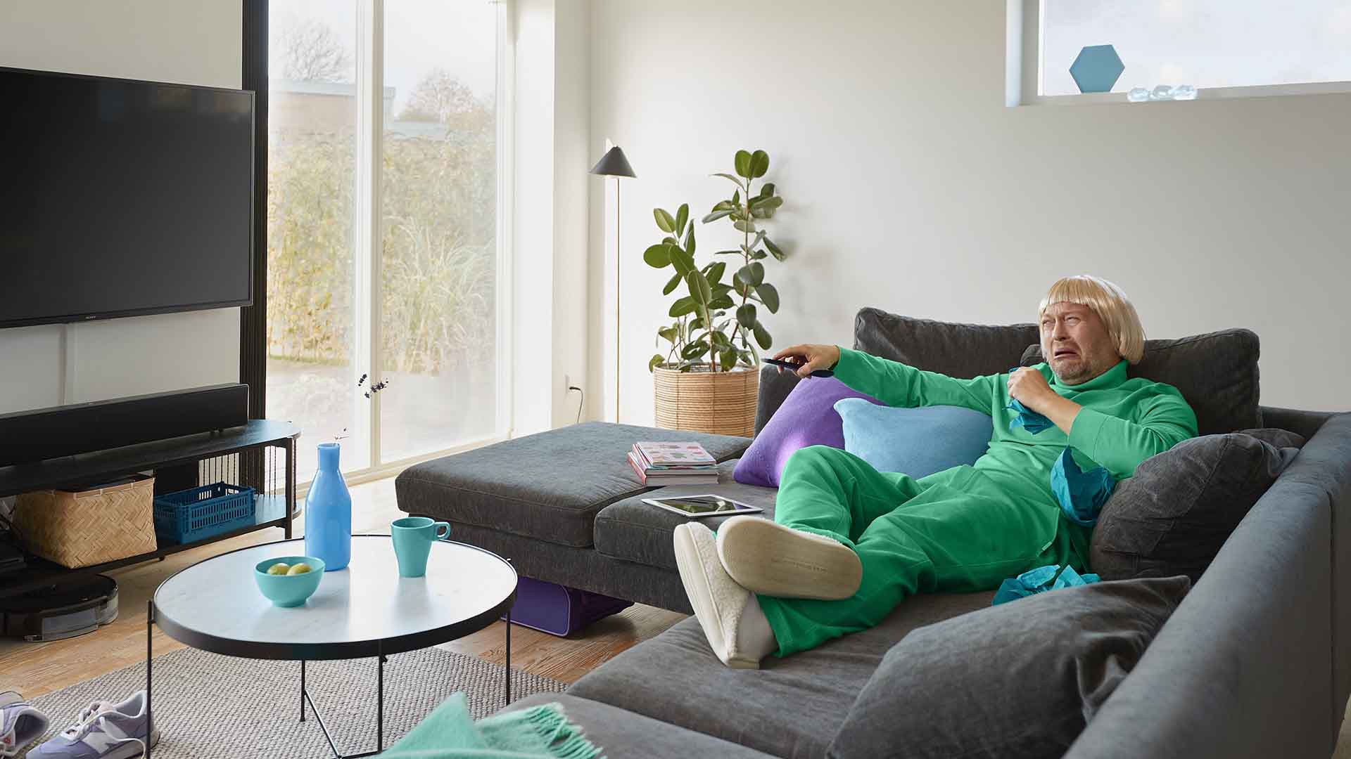 Mand græder og spørger sig selv; hvorfor hakker det, når jeg streamer? Få styr på internet der lagger her.