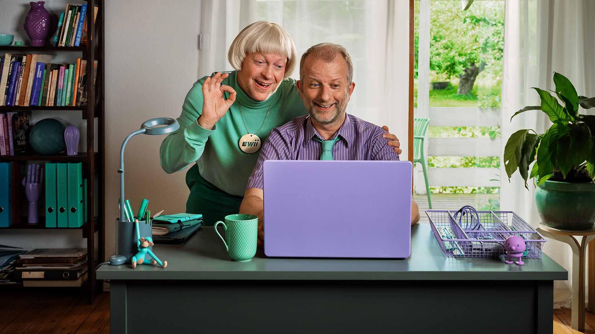 EWII-mand og kunde på kontor som er glad fordi hans internet nu dur