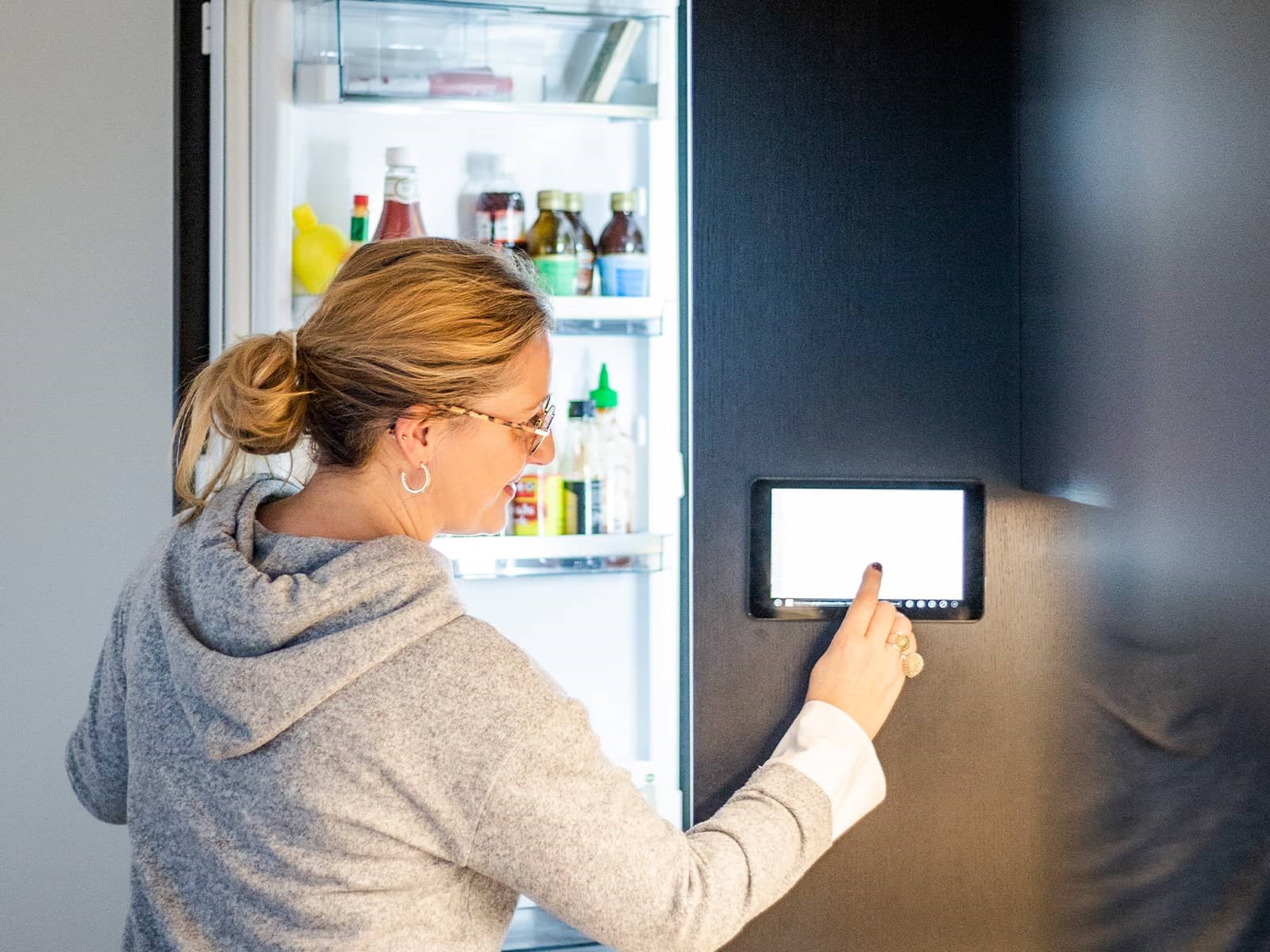 Kvinde med smart køleskab