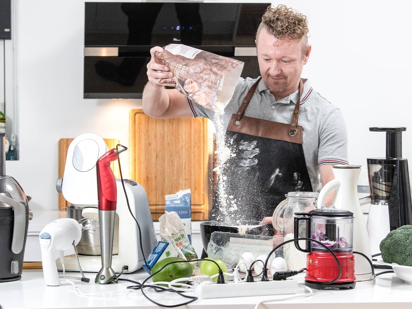 Mand roder i køkken med el apparater og bagning 