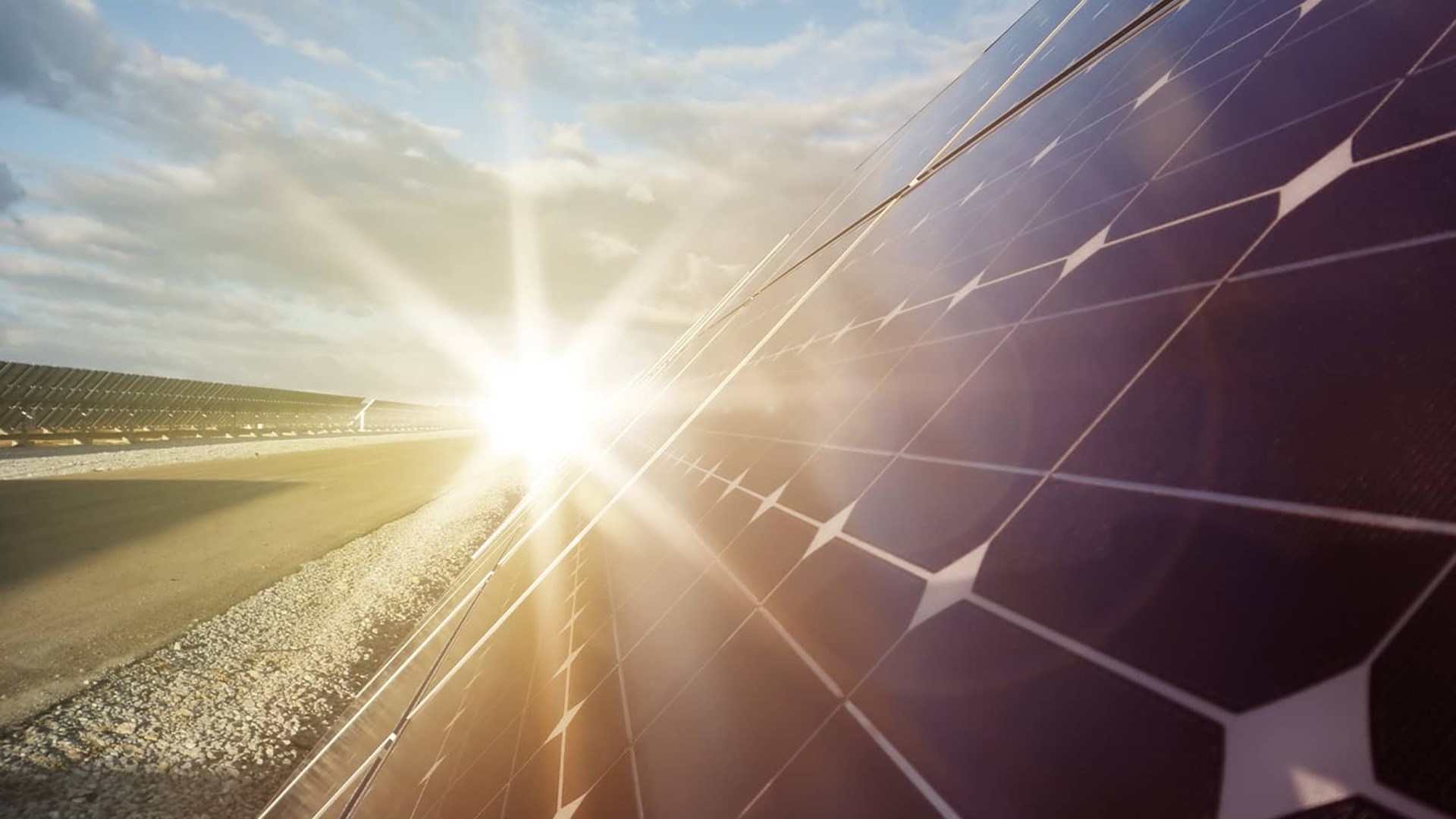 Solen skinner på solceller. Det giver vedvarende energi eller grøn energi, som det også kaldes. Men hvad er vedvarende energi ellers?