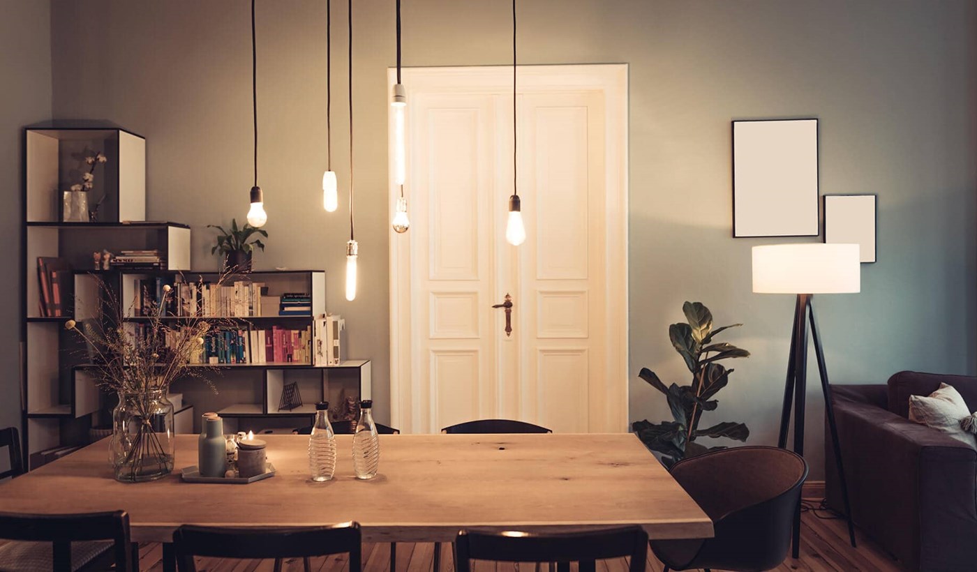 Hvad mange skal der til, og hvad koster en kwh, hvis lyset over dit spisebord i din stue skal lyse?