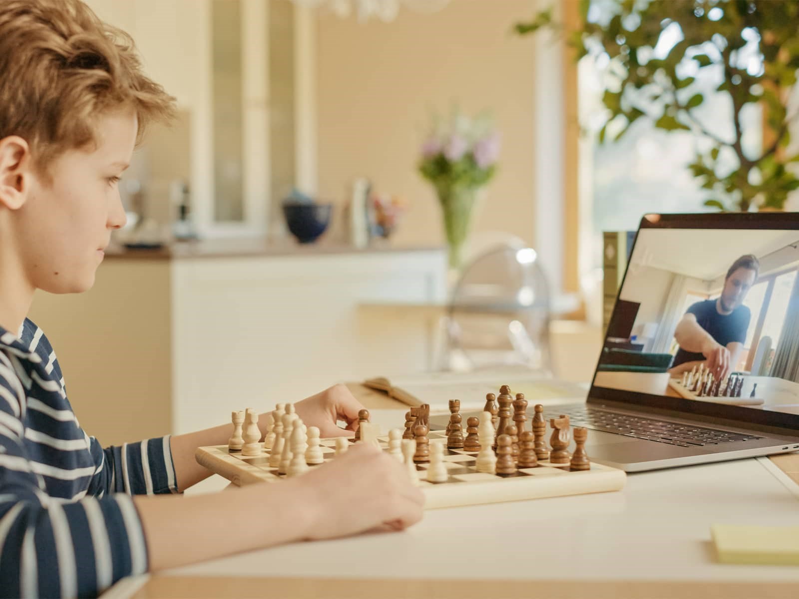 Dreng undervises i skak online