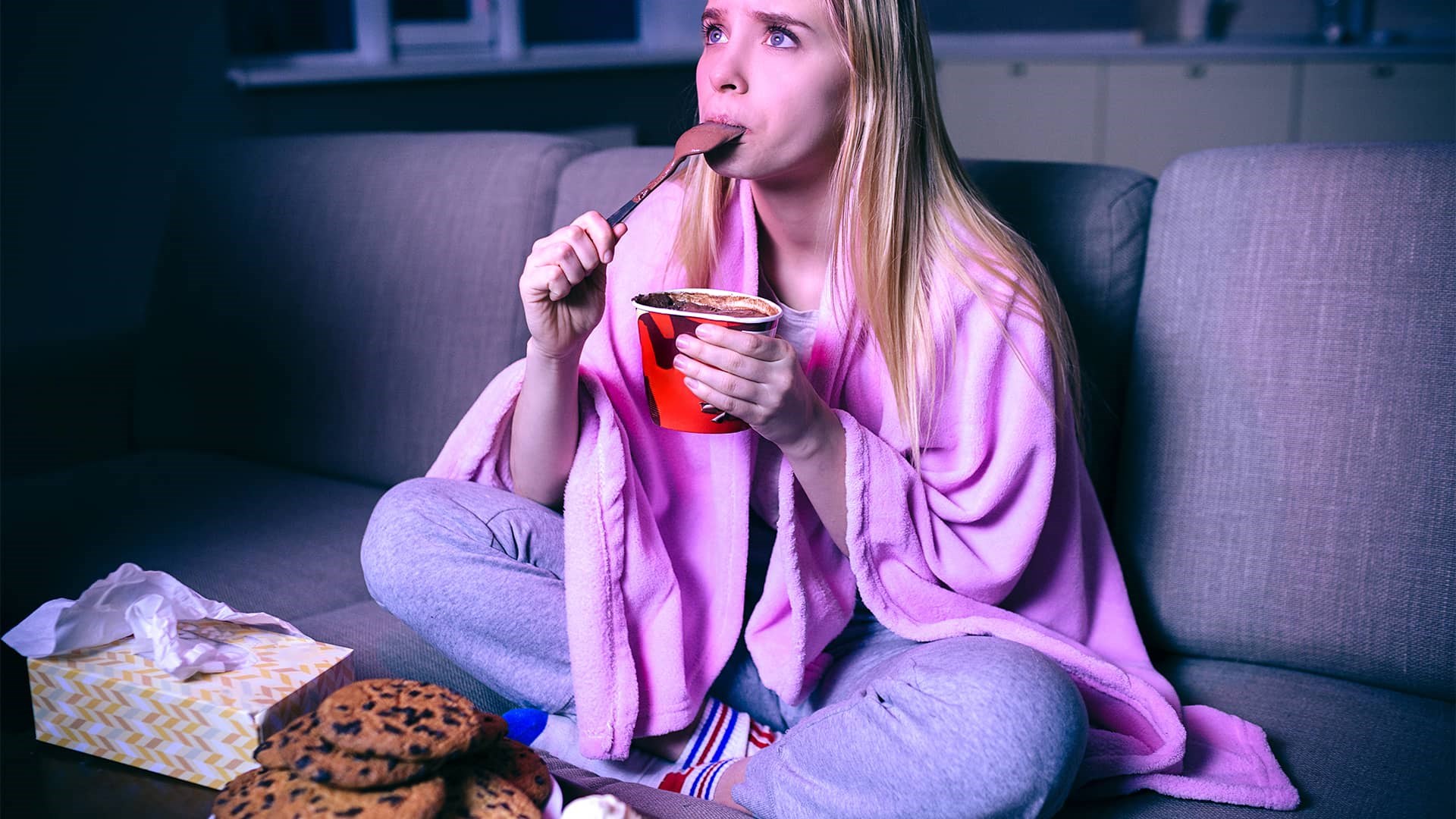 Kvinde streamer og spiser foran tv