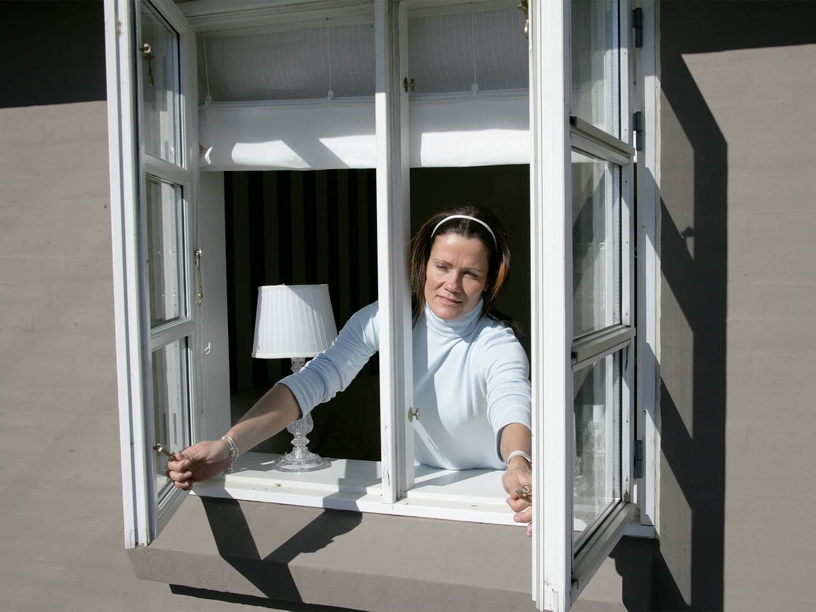 Indeklima boligforening - Kvinde åbner vindue