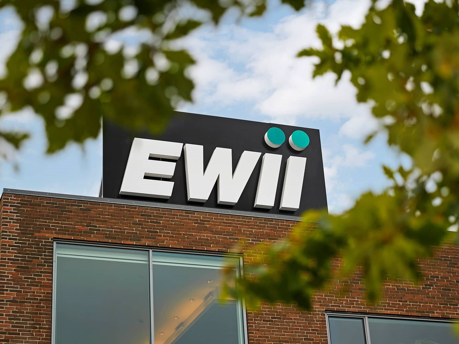 EWII logo på bygning